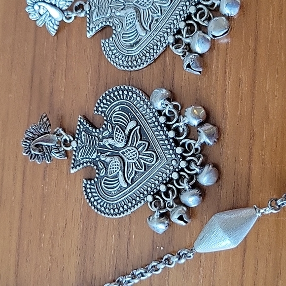 A long, 3 layers gorgeoua silver necklace with matching earrings set - Picture 2 of 4